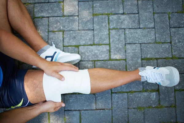 Bandaging leg — Stock Photo, Image