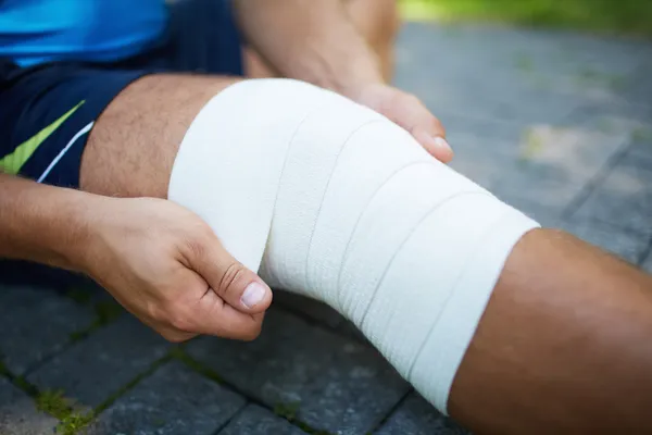 Bandaging leg — Stock Photo, Image