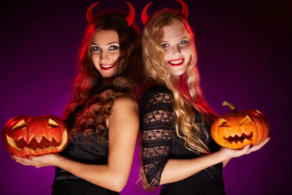 Filles avec des citrouilles sculptées Halloween — Photo