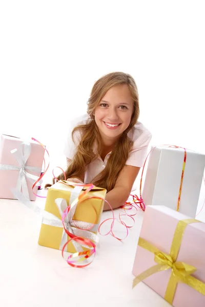 Adolescente acostado entre cajas de regalos — Foto de Stock