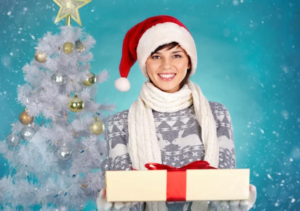 Gioioso ragazza in Santa cap in possesso di giftbox — Foto Stock