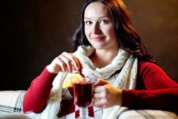 Hübsche Frau hält Glas heißen Tee — Stockfoto