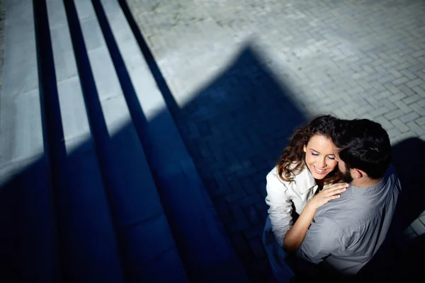 Vrouw omarmd door haar geliefde — Stockfoto