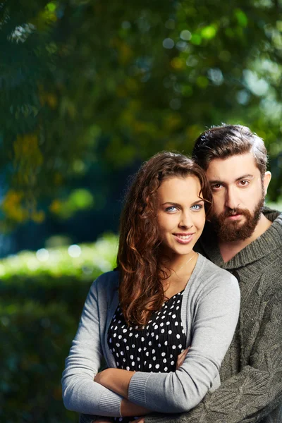 Young couple at the park — Stock Photo, Image