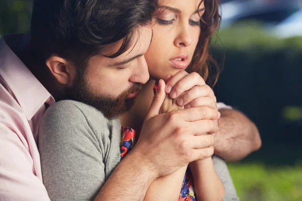 Hombre sosteniendo sus manos novia — Foto de Stock