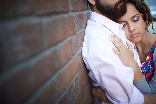 Женщина опирается на свою возлюбленную
