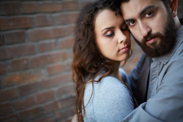 Feminino em seu abraço querido — Fotografia de Stock