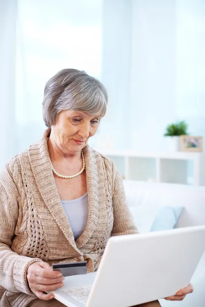 Shopping femminile invecchiato tramite internet — Foto Stock