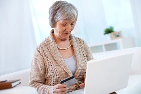 中老年的女性通过互联网购物 — 图库照片