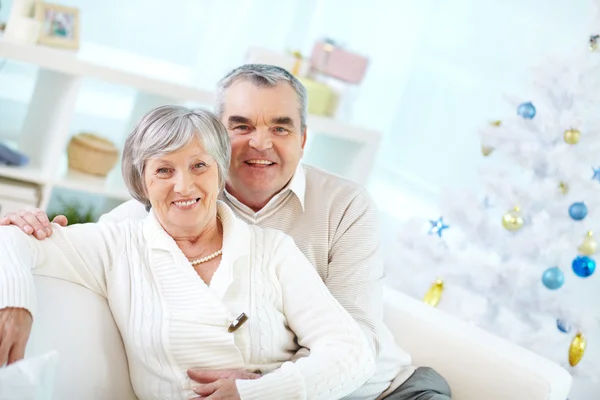 Seniorenpaar an Heiligabend — Stockfoto