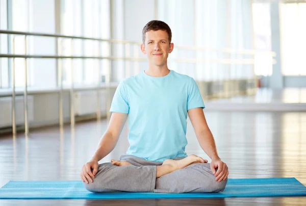 Yoga doen — Stockfoto