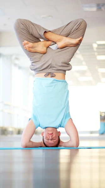 Man standing upside down — Stock Photo, Image