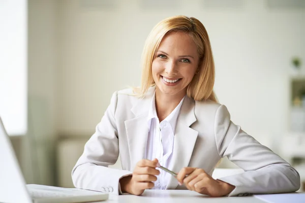 Empresaria en el lugar de trabajo — Foto de Stock