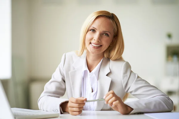 Affärskvinna på arbetsplatsen — Stockfoto