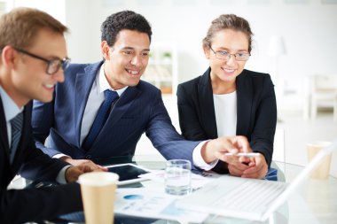 zarif işadamı laptop ekranında işaret