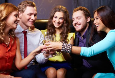 şampanya flüt ile toasting arkadaşlar