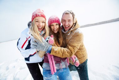 Kışın kar içinde ayakta arkadaşlar