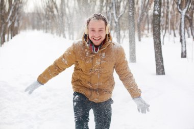 хлопець у winterwear з задоволенням в парку
