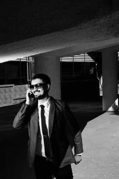 Miling επιχειρηματίας, μιλώντας στο τηλέφωνο — Φωτογραφία Αρχείου