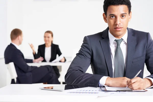 Businessman with his colleagues talking — Stock Photo, Image