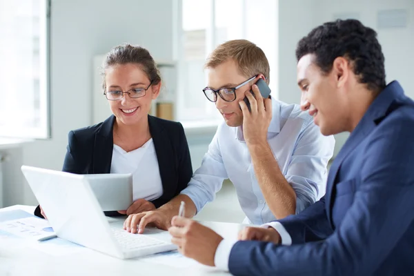 Affärspartners använder laptop vid möte — Stockfoto