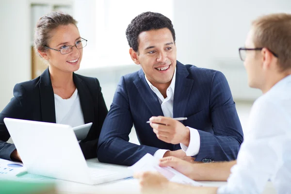 Listening to colleague — Stock Photo, Image