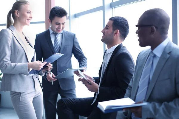 Mensen uit het bedrijfsleven bespreken hun ideeën — Stockfoto