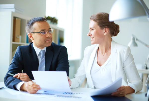 Partner diskutieren Dokument im Amt — Stockfoto