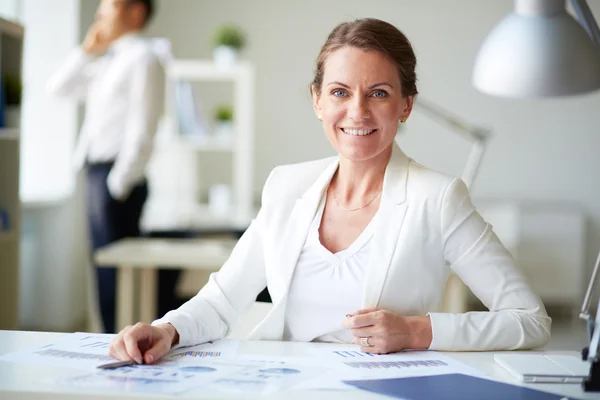 Empresaria en el lugar de trabajo — Foto de Stock