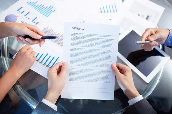 Bespreken van contract — Stockfoto