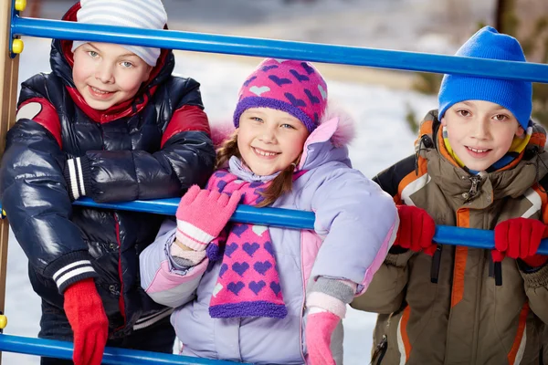 Freunde auf Spielplatz — Stockfoto