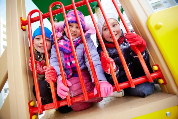 Happy vänner att ha roligt på lekplatsen i vinter — Stockfoto