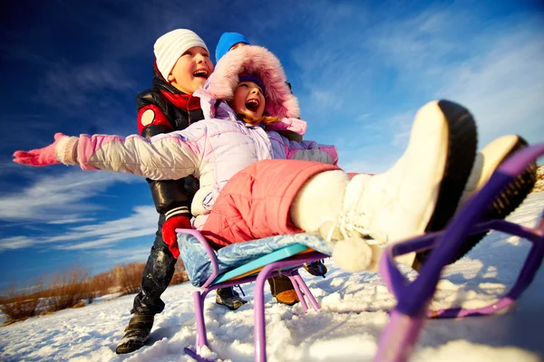 Barnen i winterwear med glada tid — Stockfoto