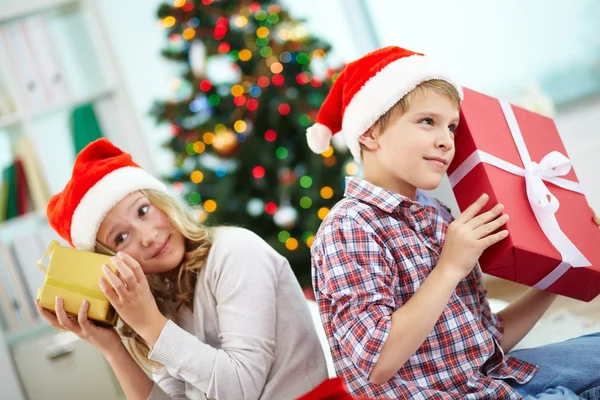 Niños con regalos —  Fotos de Stock