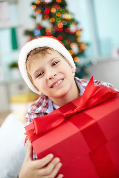 Veselý kluk s velkým červeným giftbox — Stock fotografie