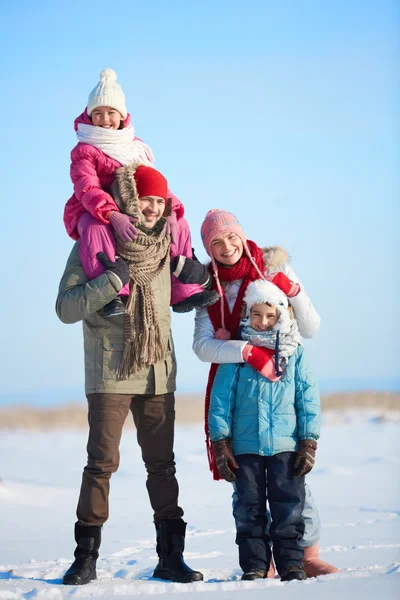 Famiglia fuori in inverno — Foto Stock