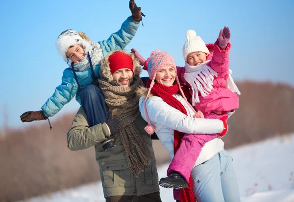 Tillgiven familj i winterwear — Stockfoto