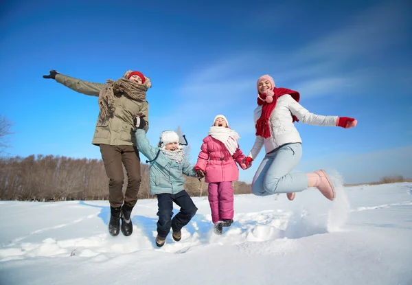 Família em snowdrift — Fotografia de Stock