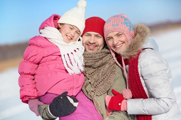 Dreiköpfige Familie in Winterbekleidung — Stockfoto