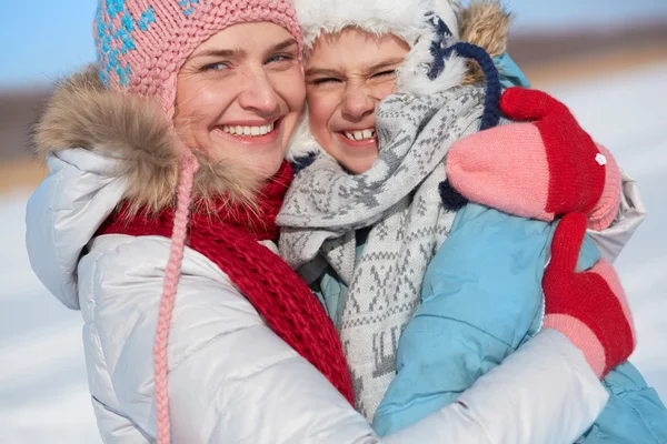 Kvinna och hennes son i winterwear — Stockfoto