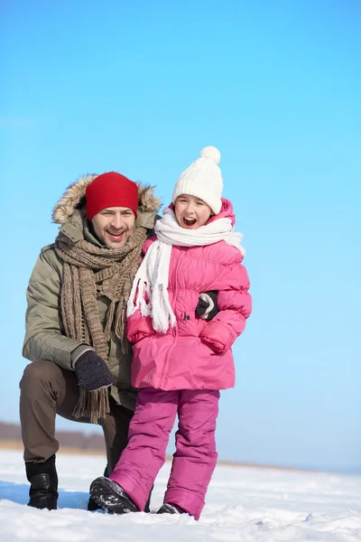 Vater und Tochter im Winter — Stockfoto