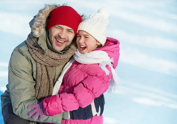 El hombre y su hija en invierno — Foto de Stock