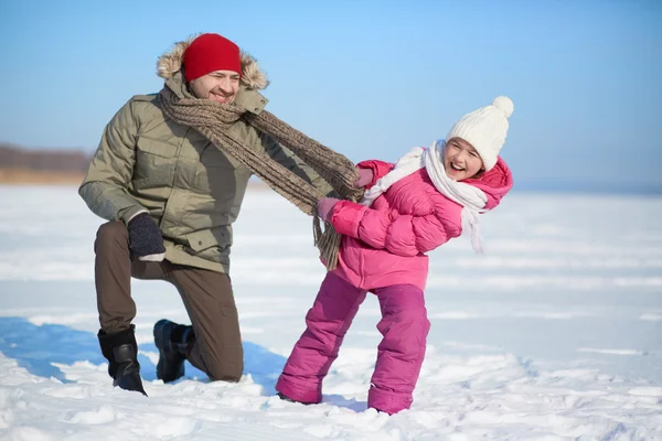 Mannen och hans dotter ha kul i vinter — Stockfoto