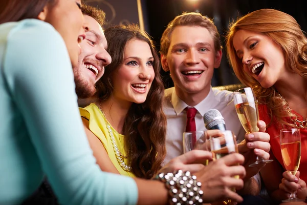 Vänner med flöjter champagne sjunga — Stockfoto