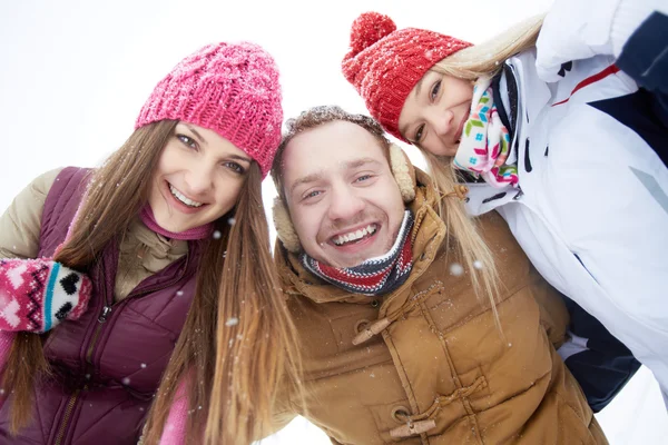 Amigos felices en invierno — Foto de Stock