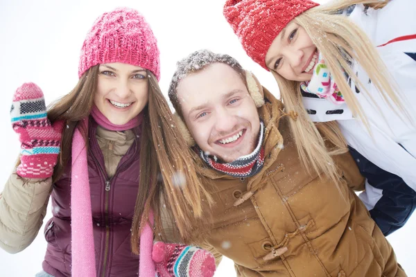 Happy friends in winter — Stock Photo, Image