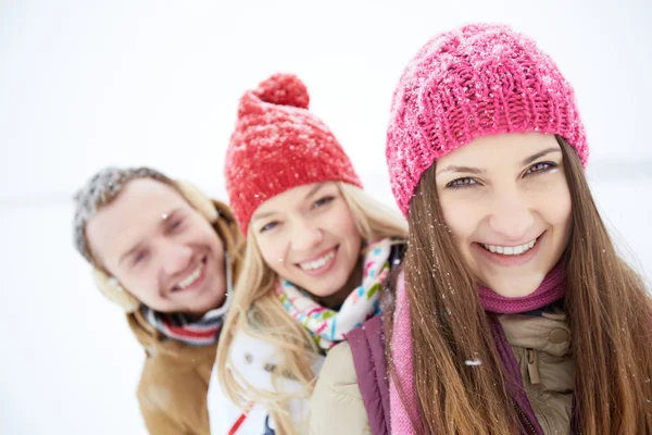 Happy vrienden in de winter — Stockfoto