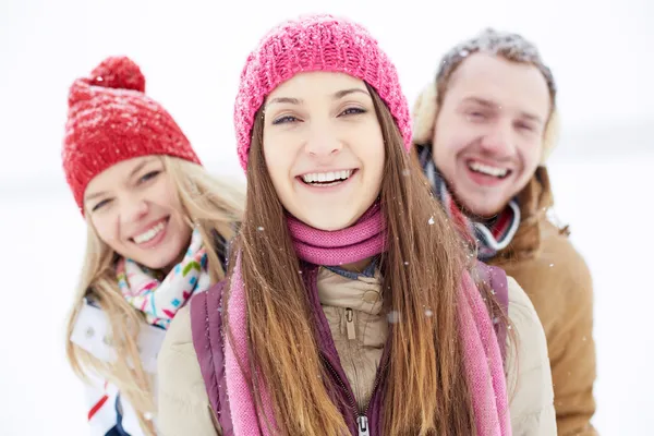 Happy vrienden in de winter — Stockfoto