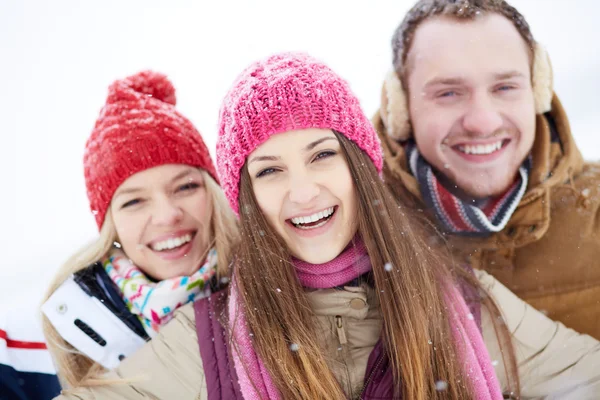 Vrolijke vrienden in de winter — Stockfoto