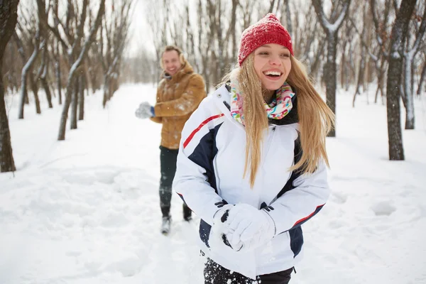 Gelukkig meisje in winterwear lachen — Stockfoto